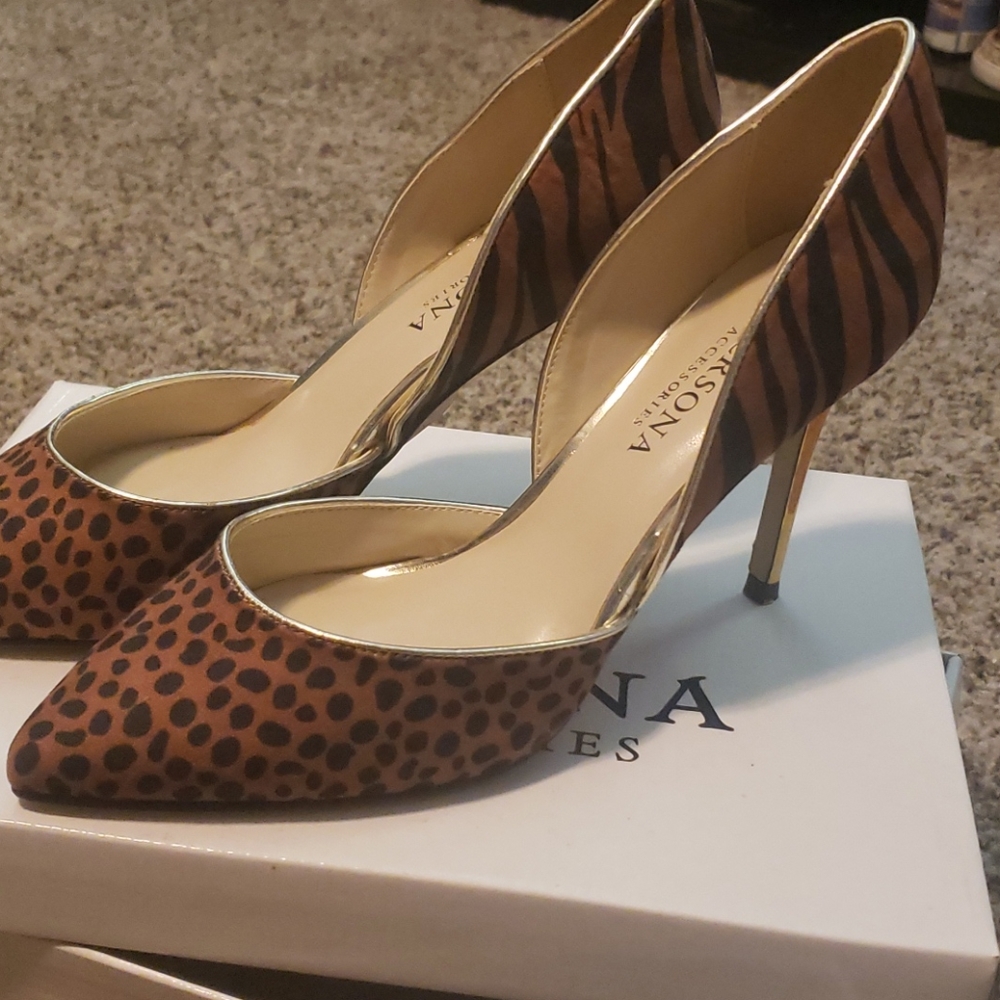Versona Heels - Picture 2 of 3